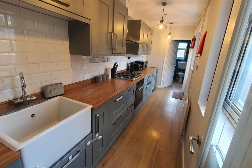 Contractors-City Centre-Parking-Sleeps 9 -Smart Tv, 2 Bathrooms! Ковънтри Екстериор снимка