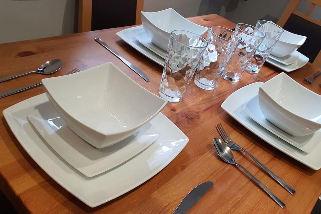 Contractors-City Centre-Parking-Sleeps 9 -Smart Tv, 2 Bathrooms! Ковънтри Екстериор снимка