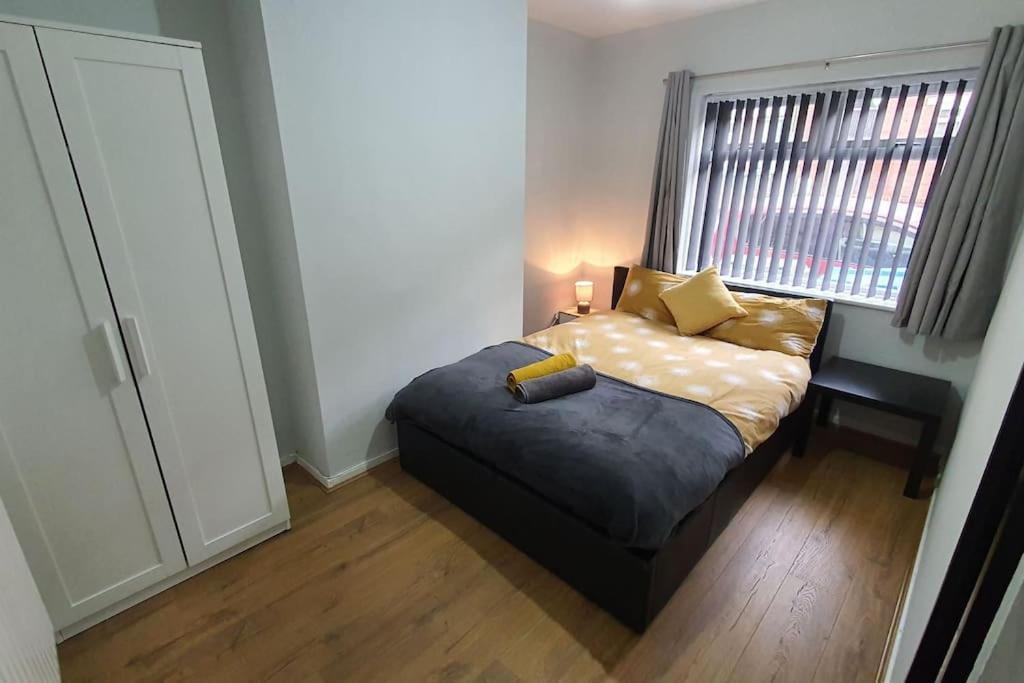 Contractors-City Centre-Parking-Sleeps 9 -Smart Tv, 2 Bathrooms! Ковънтри Екстериор снимка