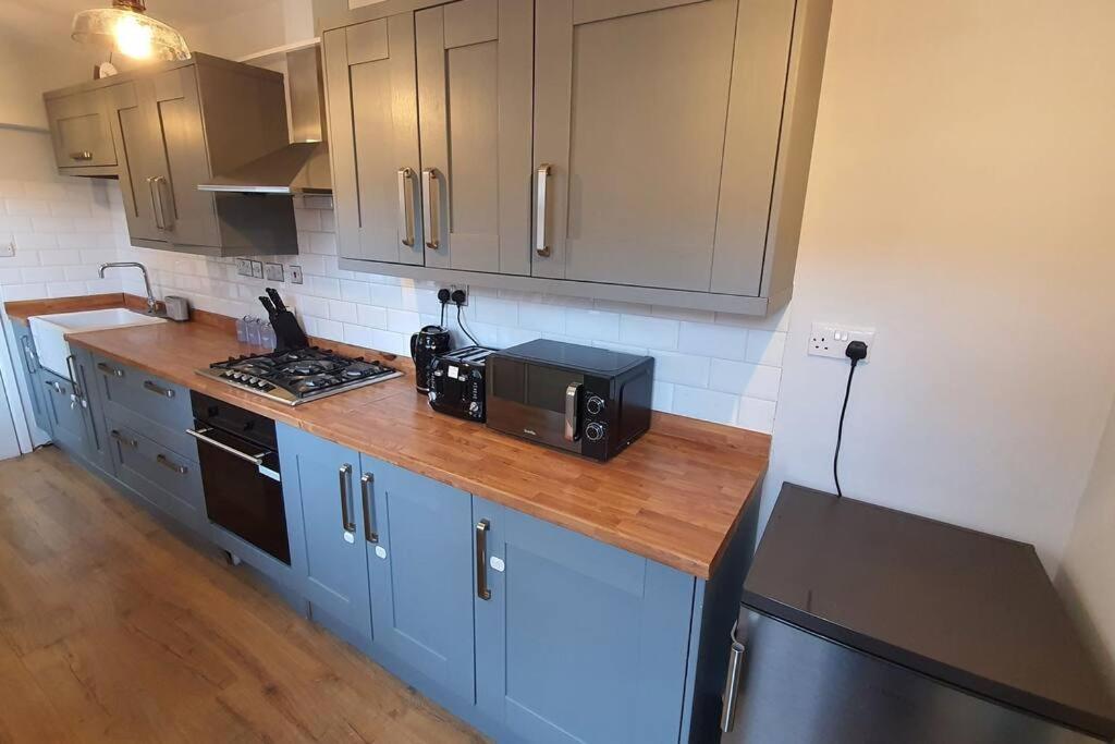 Contractors-City Centre-Parking-Sleeps 9 -Smart Tv, 2 Bathrooms! Ковънтри Екстериор снимка