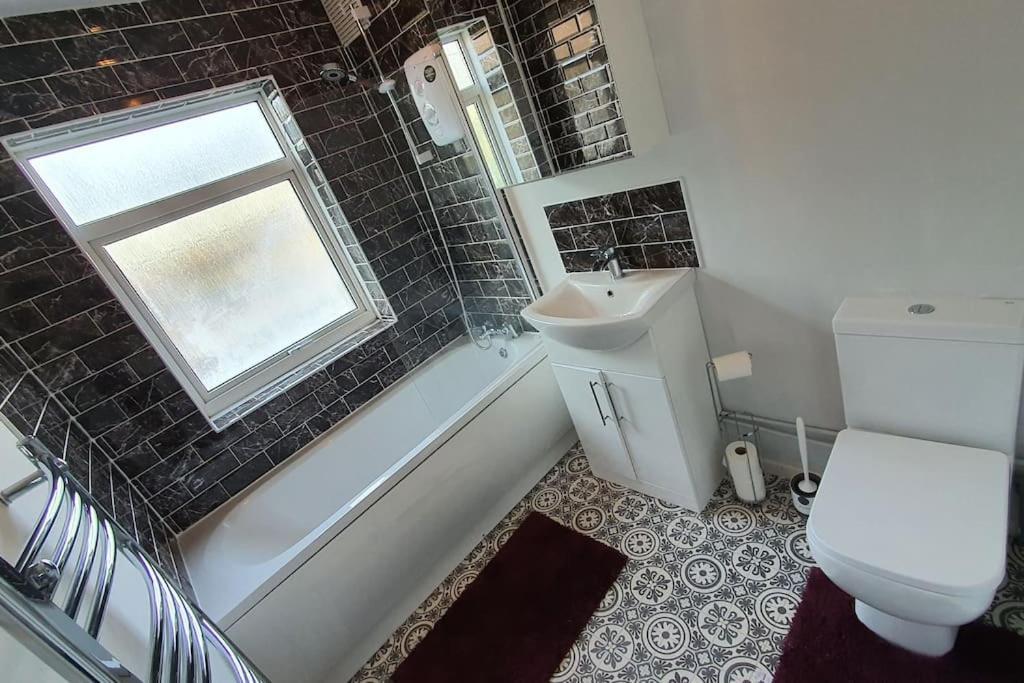 Contractors-City Centre-Parking-Sleeps 9 -Smart Tv, 2 Bathrooms! Ковънтри Екстериор снимка